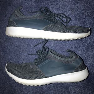 NIKE lightweight sneakers